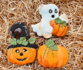 🎃 🎃 NOVINKA VE VČELÍ BANCE 👻 Halloween je za rohem a u nás už straší… ale jen sladce! 🧡 Naše nové medové perníčky v podobě...