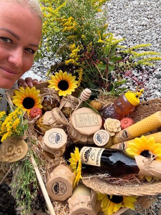 🌾🍯 Medová bedýnka na dožínky 🌻🐝 Voňavý med, svíčky z vosku, kvítka a samá radost 💛✨ Objednat můžete u nás 🌼😊 #dožínky...